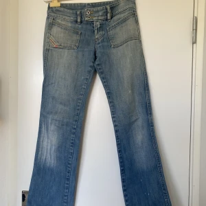 Diesel Jeans - Så snygga lågmidjade diesel jeans!! De är lite slitna och har någon vit fläck på ena benet, men går säkert att tvätta bort!  