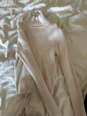 Polo tröja med öppen rygg  - Polo tröja med öppen rygg från zara. Storlek S passar även xs och m. Stretchig material. Aldrig använd!