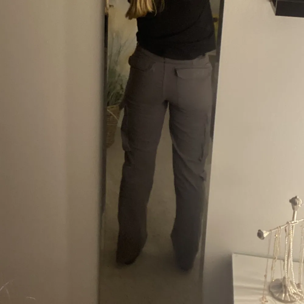 Säljer dessa skit snygga cargos! Dom är straight strl 34, brun/grå/oliv (en färg blandning av dom) Man kan ha dom som high waisted eller så kan man ha gylfen öppen och då blir dom low waisted. Om Man vill ha fler bilders så är det bara att komma privat. . Jeans & Byxor.