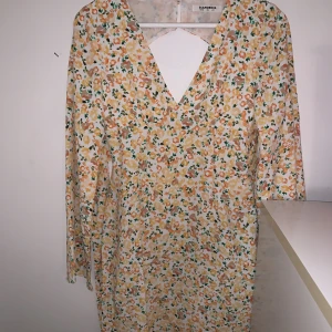 Midsommar klänning - Säljer denna klänning köpt från glamourous, den är öppen i ryggen och har en rosett/band som man drar åt midjan med som är sååå fint🧡