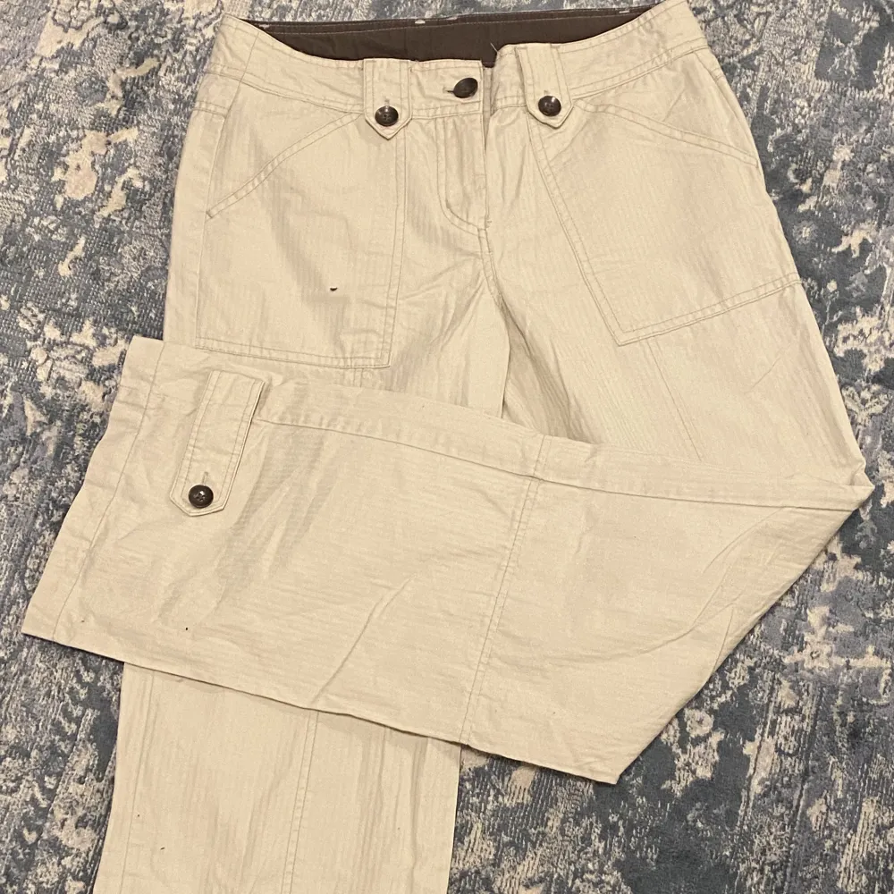 Ett var beige Low waist byxor Kappahl tappar knappen på ena backfickan lågmidjade finns på inte kvar att köpa i Kappahl . Jeans & Byxor.