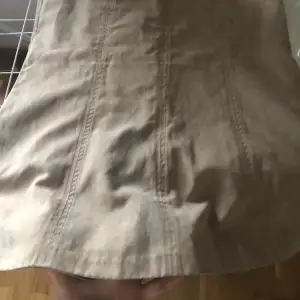 Medellång kjol från H&M i mockaimitation som är i mycket gott skick