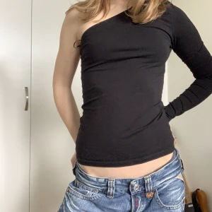 One shoulder tröja  - Från nakd 