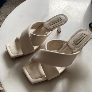 Klackar - Klackar från Stradivarius, använda en utekväll. Storlek 38