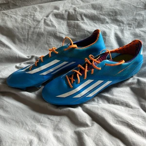 Fotbollsskor  - Adizero. Riktigt sällsynt sko. Skruvdobbar. Använda 1 vecka.