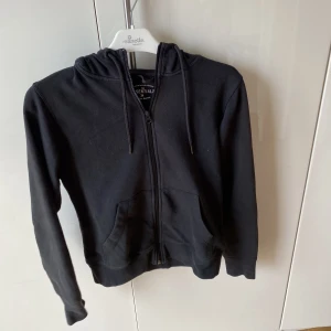 Svart zip hoddie - Säljer en svart zip hoddie i stl 34 från Stadium. 