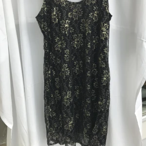 Oanvänd spetsklänning svart och guld - Oanvänd spetsklänning i svart och guld. ord pris 399 sek. Strl M