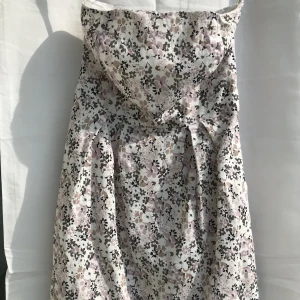 Blommig Vila-klänning - Blommig bandeau-klänning från Vila