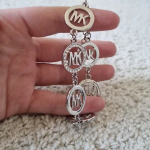 Mk armband - Intressekoll på ett helt nytt mk armband som är justerbart, nypris ca 1500kr säljer därför för 300kr då jag vill ha pengar snabbt, helt äkta och bra kvalitet 