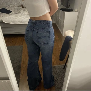Lågmidjade jeans - Säljer dessa lågmidjade jeans som jag precis fick hem från en annan säljare på plick. De passade inte mig därav säljer jag vidare dom. Storlek S eventuellt liten M, midjemått: 77 cm.
