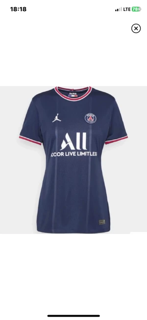 PSG t shirt - Helt ny psg tröja i storlek M men sitter som en S. Nypris 1200kr den har ett litet hål som går att sy igen och därmed priset.