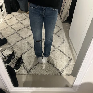 Mid waist zara - Jätte snygga mid waist zara jeans!! Använda fåtal gånger. 