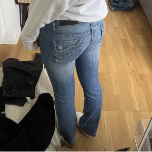 Lågmidjade jeans - Säljer ett par snygga lågmidjade jeans som är köpta på plick, säljer dem vidare då dem tyvärr var lite för små för mig. Skulle säga att de passar 34💞(Lånade bilder)