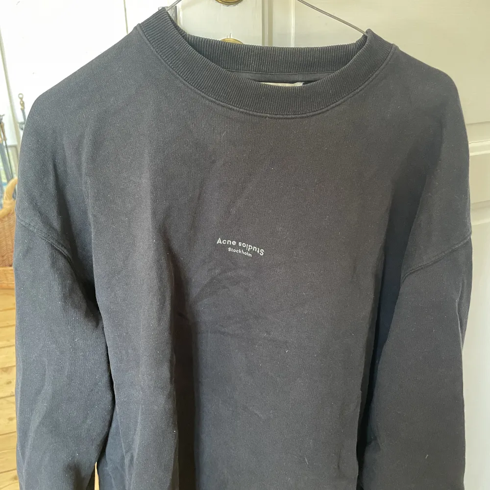 Svart acne studios sweatshirt i en oversized passform. Det står att storleken är Xs men under står det också att det passar 175-188 cm. Så den passar en M eller en lite mindre L. Köpt på Åhléns för ca 2 år sedan för runt 2500. Pris kan absolut diskuteras.. Tröjor & Koftor.