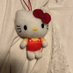 Hello Kitty gossedjur - Jätte gulligt litet gossedjur som man kan hänga på nycklarna eller bara ha💕💕