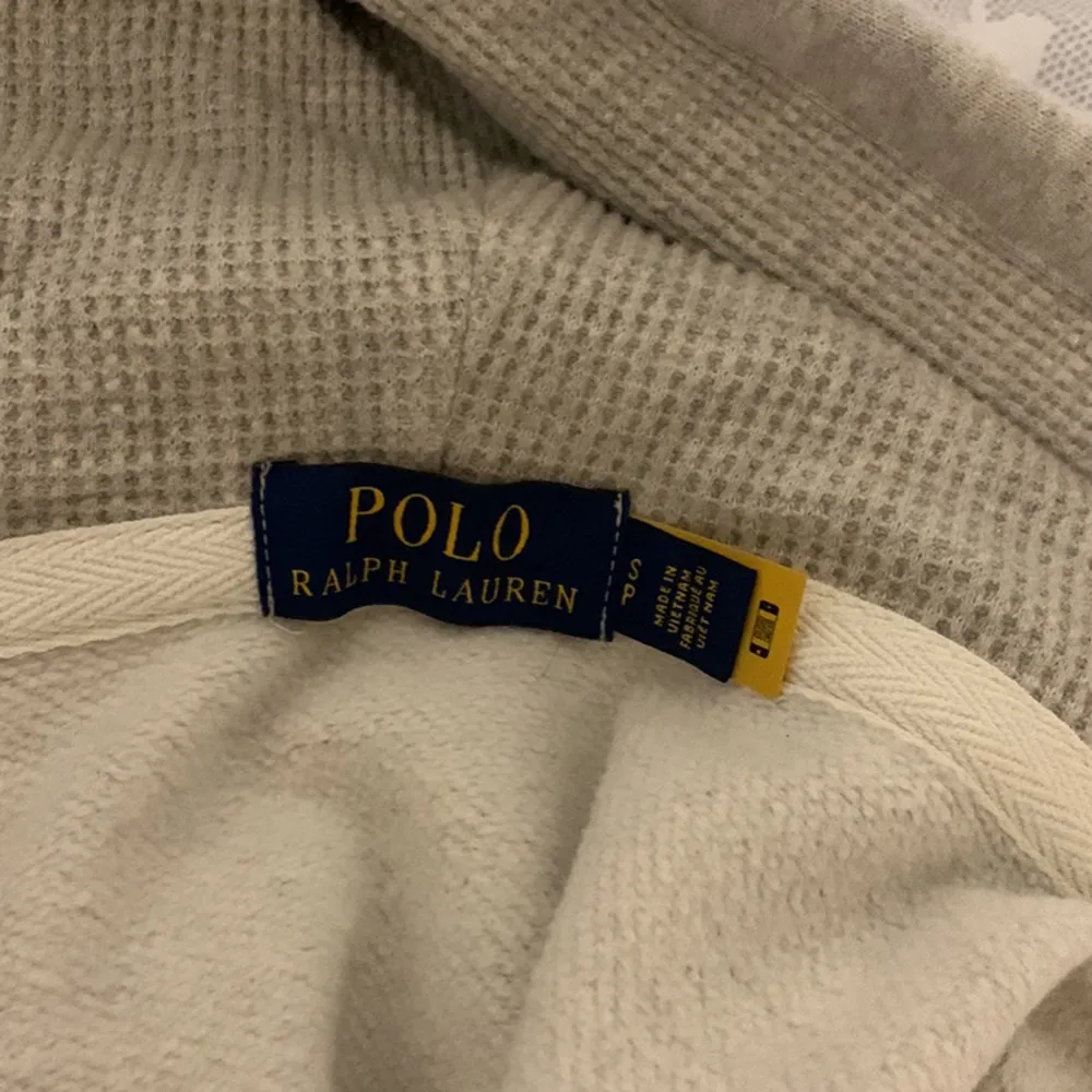 En grå Ralph lauren kofta i storlek S säljer den då den har blivit liten på mig. Hoodies.