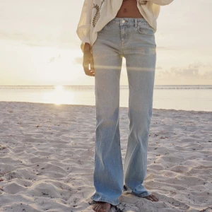 Snygga jeans  - Säljer dessa otroligt snygga mid waist jeanas från zara!! aldrig använt, prislapp kvar!😇