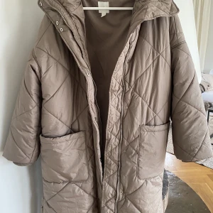 Quiltad kappa  - Säljer denna quiltade kappan från H&M då den inte kommer till användning. Bra skick, däremot några defekter (se sista bilden). Storlek XS💕Frakt tillkommer. 