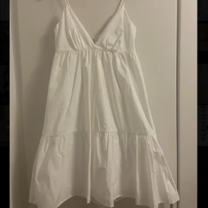Zara klänning  - Vit klänning från Zara i storlek XS Köpt förra sommaren men aldrig använd🤍kontakta gärna vid fler frågor 🫶🏼 