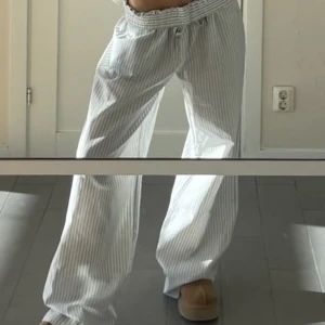 Pyjamasbyxor - Första är lånad bild!!  Helt oanvända populära ”pyjamas” byxor. Köparen står för frakt. Priset kan diskuteras! 