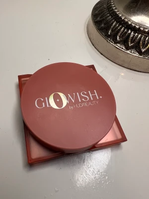 HudaBeauty bluch - Super fin bluch från HudaBeauty. Testad en gång därav det billiga priset.  