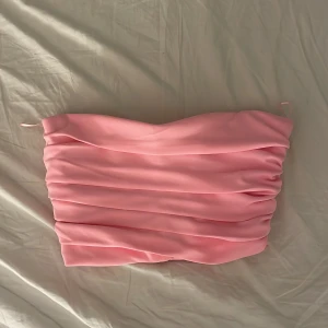 Rosa tubtopp  - Säljer en super söt rosa tubtopp från zara. Aldrig använt pågrund av att den var för liten💕Den finns inte att köpa längre på zara. Köpte den för 299 kronor, o säljer för 150 kronor. Den är i storlek Xs❤️