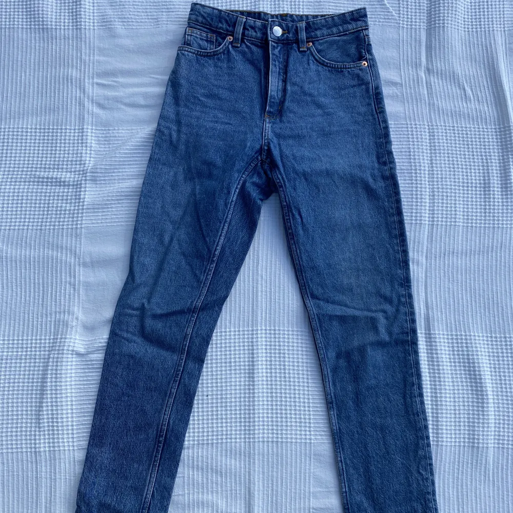 Jeans från Monki i riktigt bra skick! Supersnygga, sitter tajt över rumpan och lite lättare vid benen. Älskar dessa men har tyvärr växt ur dem.. Jeans & Byxor.