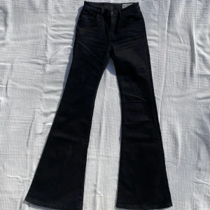 Jeans flare/bootcut  - Snygga flarejeans med vida ben!! Jääätesnygga och superbra skick då det inte är så använda. Modellen heter Powflare!