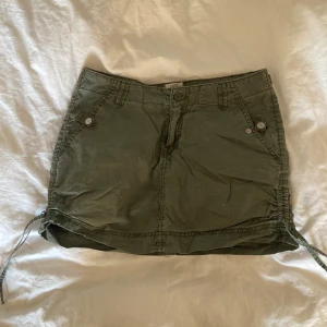Grön kjol - Jättefin kjol men den är för liten:( Grön, typ cargomaterial! Går att liksom knyta längst ner, rätt så kort!💗💗