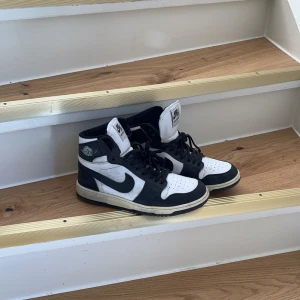Air Jordan 1 Retro High 85 black White  - Air Jordan 1 Retro High 85 black white: Har tröttant på dessa skor det är dock väldigt fina och perfekta för sommaren och våren dessa är i storlek 38/ 39 