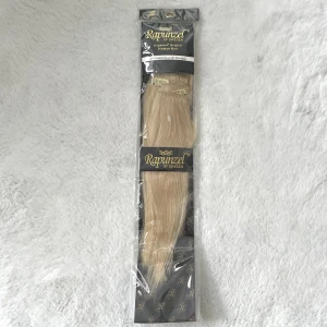 Rapunzel clip-on löshår - 7-delars clip-on löshår från Rapunzel, längd 30cm & färg P24/60. Ett fäste är tyvärr trasigt på två av clipsen men funkar att använda ändå så annars fint skick! skriv för frågor 🤗