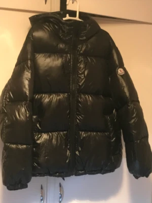 Moncler jacka  - Helt ny och oanvänd moncler jacka. Lappar på jackan finns kvar med Qr-kod. Herrmodell storlek M-L