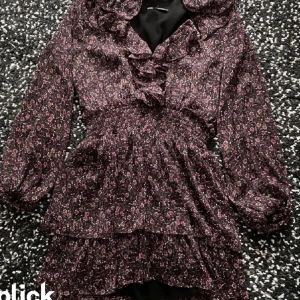 Klänning - Jättefin klänning från zara precis som ny. Tryck på köp nu🥰