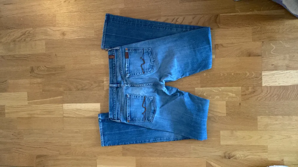 Lågmidjade jeans i midjemått 27 från 7 for all mankind! Säljer då dom aldrig kommit till användning och är därför i topp skick . Jeans & Byxor.