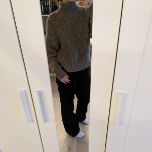Grå stickad tröja - Säljer nu denna gråa stickade tröjan från H&M. Det är i ett bra skick och bara använd fåtal gånger 🤗