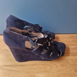 Sandaler med klack  - I fint begsgnat skick.  Storlek 39. Från hm. Djur och rökfritt hem.