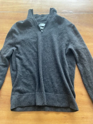 Halvzip - Nyskick, krympt lite så passar S/XS perfekt. Från These Glory Days