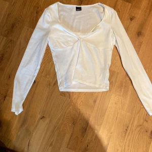 Tröja - Säljer denna tröja från Gina tricot. Passar mig som är M. Köpte för 400 och säljer för 100 + frakt. Skriv vid frågor.