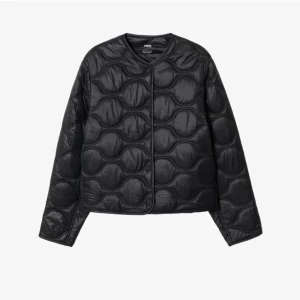 Mango jacka - Jätte fin jacka från mango men kommer inte till användning då jag har en annan jacka så är typ i nyskick💕