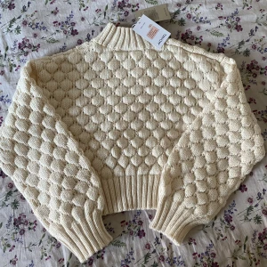 Stickad tröja - Stickad tröja oversized från monki, stl Xs. Nypris 350 kr oanvänd. Köparen står för frakt 💗