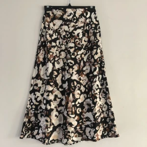 Midi satinkjol  - Högmidjad satinkjol från Lindex, längd: midi (jag är 168cm och kjolen går ner till halva smalbenet på mig)  Defekt på ena sidan precis under midjebandet, lätt mixat men därav lågt pris. Även insydd i midjan, men stretchig så passar XS-M 