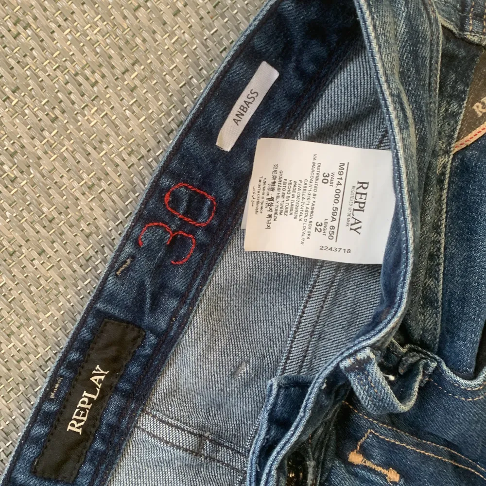 Säljer ett par snygga replay jeans som inte kommer till användning.. Jeans & Byxor.
