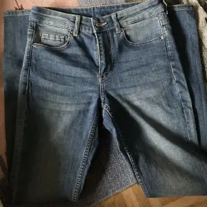 Helt nya mid waist jeans från h&m som är raka i benen (straight) har 2 stycken då jag beställde i två olika storlekar🌸 Säljer då jag fick ett annat par⭐️