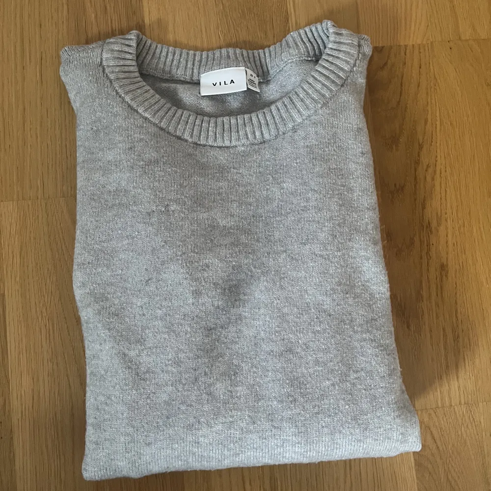 Säljer denna trendiga tröja från salt i väldigt fint skick💗köpt för 330kr💗. Stickat.