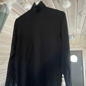 Svart Turtleneck från Zara - Oanvänd Turtleneck med hög krage från Zara i svart (storlek M).