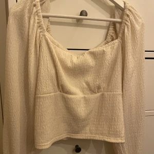 Blus från Bik Bok. - Blus från Bik Bok, st. Xl men passar mig som oftast har M. Köpt april 2022. Använd 1 gång. 