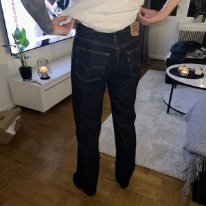 Levi’s 501 jeans - Mörkblå Levi’s 501 - storlek W32 L34. Helt oanvända, därav inga defekter. Personen i bilderna är 184cm. Skriv privat för bättre bilder😇 Nypris ca 1099kr🌸