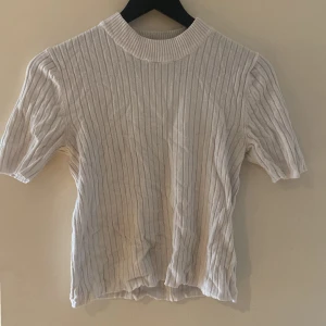 T-shirt - vit t-shirt från gina tricot, storlek S, köpt för ca 1 år sedan och har tyvärr aldrig använt den sen dess så därför säljer jag den nu🫶🏻