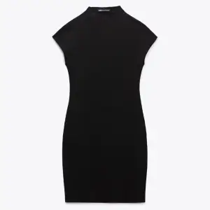 Svart klänning från Zara med halvpolo. Prislapp kvar och helt oanvänd! Köpt för 299kr, säljer för 149kr.
