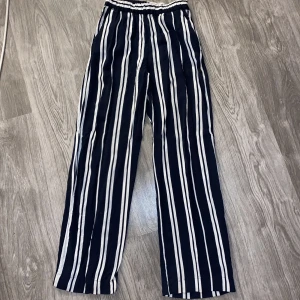 Randiga linnebyxor - Säljer mina marinblå/vita randiga linnebyxor då dem är alldeles för små och ligger bara och tar plats i min garderob. Det är resår i minskande och dem har även fickor